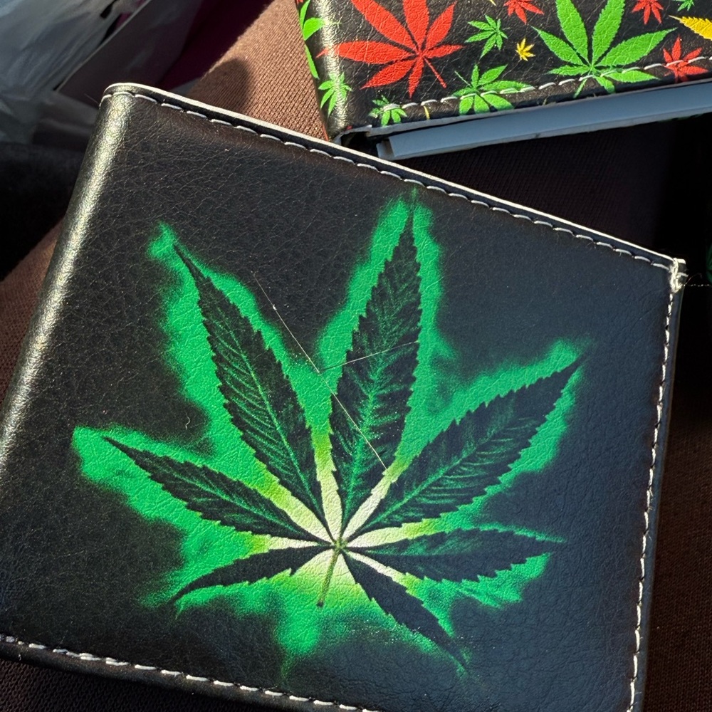 Colorful Leaf Pattern Wallets - image 7